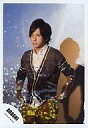 【中古】生写真(ジャニーズ)/アイドル/嵐 嵐/二宮和也/膝上・黒のカーディガン・黄色ズボン・両手腰・白シャツ・体左向き・背景白/公式生写真