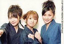 【中古】生写真(ハロプロ)/アイドル/モーニング娘。 モーニング娘。/石川梨華・矢口真里・田中れいな/バストアップ・横型・着物紺・矢口両手グー/公式生写真