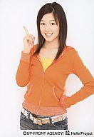 【中古】生写真(ハロプロ)/アイドル/モーニング娘。 モーニング娘。/久住小春/上半身・衣装オレンジ・インナー黄色・左手腰・右手人差し指立て/公式生写真
