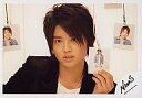 【中古】生写真(ジャニーズ)/アイドル/NEWS NEWS/手越祐也/バストアップ・横型・衣装黒白・上から吊るされた写真を左手で掴む・ロゴ「NewS」/公式生写真