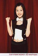 【中古】生写真(ハロプロ)/アイドル/モーニング娘。 モーニング娘。/久住小春/膝上・衣装黒・白・蝶ネクタイ白・両手グー・背景赤/公式生写真