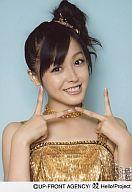 【中古】生写真(ハロプロ)/アイドル/モーニング娘。 モーニング娘。/久住小春/バストアップ・衣装金色・両手ピース・背景水色/公式生写真