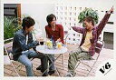 【中古】生写真(ジャニーズ)/アイドル/V6 V6/三宅・岡田・森田/横型・全身・森田両手広げ・葡萄とジュース・椅子/公式生写真