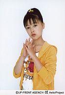 【中古】生写真(ハロプロ)/アイドル/モーニング娘。 モーニング娘。/久住小春/上半身・衣装黄色のパーカー・インナー白・両手組み/公式生写真