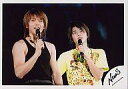 【中古】生写真(ジャニーズ)/アイドル/NEWS NEWS/増田貴久・手越祐也/バストアップ・横型・ライブフォト・増田タンクトップ黒・手越シャツ黄色/公式生写真