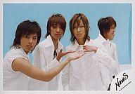 【中古】生写真(ジャニーズ)/アイドル/NEWS NEWS/山下智久・小山慶一郎・草野博紀・内博貴/4人・上半身・横型・衣装白・背景水色・内目線右/公式生写真