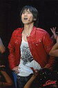 【中古】生写真(ジャニーズ)/アイドル/KinKi Kids KinKi Kids/堂本光一/ライブフォト・膝上・赤ジャケット・ジーンズ・白インナー・口開け・目線上・両手腰・周りに人/2Lサイズ/Endless SHOCK