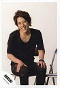 【中古】生写真(ジャニーズ)/アイドル/嵐 嵐/二宮和也/膝上・衣装黒・椅子座り・両手膝・笑顔/公式生写真