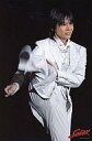 【中古】生写真(ジャニーズ)/アイドル/KinKi Kids KinKi Kids/堂本光一/ライブフォト・膝上・衣装白ジャケット・白ズボン・右足上げ・目線右・背景黒/2Lサイズ/Endless SHOCK