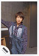 【中古】生写真(ジャニーズ)/アイドル/嵐 嵐/相葉雅紀/上半身・衣装花柄・オーバーオール・右手壁・背..