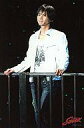 【中古】生写真(ジャニーズ)/アイドル/KinKi Kids KinKi Kids/堂本光一/ライブフォト・全身・白ジャケット・白インナー・ジーンズ・両手手すり・イヤホンマイク・体左斜め向き・背景黒/2Lサイズ/Endless SHOCK