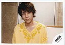 【中古】生写真(ジャニーズ)/アイドル/嵐 嵐/二宮和也/バストアップ・衣装黄・カメラ目線・背景にドア・横型/公式生写真