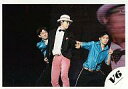 【中古】生写真(ジャニーズ)/アイドル/V6 V6/岡田・井ノ原・三宅(3人)/ライブフォト・横型・井ノ原帽子・サングラス・ズボンピンク/公式生写真
