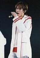 【中古】生写真(ジャニーズ)/アイドル/V6 V6/三宅健/衣装白・左手マイク・膝上・背景黒・枠無し・ライブフォト/公式生写真(3)