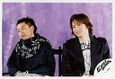 【中古】生写真(ジャニーズ)/アイドル/KinKi Kids KinKiKids/堂本光一・堂本剛/横型・腰上・衣装青黒白・スカーフ・椅子座り・背景紫/..