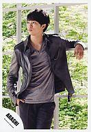 【中古】生写真(ジャニーズ)/アイドル/嵐 嵐/櫻井翔/衣装グレー・膝上・右手ポケット・背景緑・Your Eyes/公式生写真