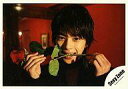 【中古】生写真(ジャニーズ)/アイドル/Sexy Zone SexyZone/佐藤勝利/横型・バストアップ・衣装黒・両手バラ・背景赤・バラ口に咥え/公式生写真