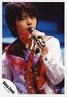 【中古】生写真(ジャニーズ)/アイドル/Sexy Zone SexyZone/佐藤勝利/ライブフォト・バストアップ・衣装白.赤.紫・左手マイク・赤い花/公式生写真