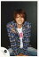 【中古】生写真(ジャニーズ)/アイドル/KAT-TUN KAT-TUN/田口淳之介/膝上・青色チェック柄シャツ・インナー白・両手下・笑顔・笑顔・背景グレー・ジーンズ/公式生写真 200円