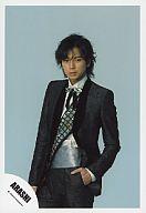 【中古】生写真(ジャニーズ)/アイドル/嵐 嵐/松本潤/スーツ 膝上 左手ポケット リボン Dear Snow/公式生写真