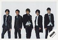 【中古】生写真(ジャニーズ)/アイドル/嵐 嵐/5人(集合)/横型 膝上 衣装黒 背景白 センター相葉雅紀 Dear Snow/公式生写真