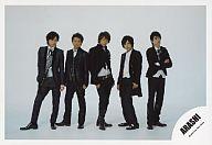 【中古】生写真(ジャニーズ)/アイドル/嵐 嵐/5人(集合)/横型 全身 スーツ黒 背景白 センター相葉雅紀 Dear Snow/公式生写真