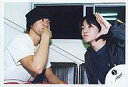 【中古】生写真(ジャニーズ)/アイドル/ジャニーズ ジャニーズ/屋良朝幸・鎌田淳/横型・上半身・座り・屋良ジャージ黒黄・左手顔横パー・鎌田帽子/公式生写真