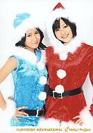 【中古】生写真(ハロプロ)/アイドル/°C-ute °C-ute/岡井千聖・有原栞菜/膝上・衣装水色・赤・サンタコスチューム・右手腰・背景白/公式生写真