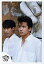 【中古】生写真(ジャニーズ)/アイドル/光GENJI 光GENJI/諸星和己・佐藤寛之/上半身・シャツ白・体左向き・目線上・背景茶色・石像/公式生写真 380円