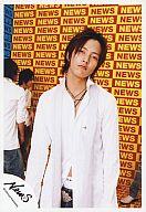 【中古】生写真(ジャニーズ)/アイドル/NEWS NEWS/山下智久/膝上 シャツ白 ジーンズ 背景黄色 赤の文字で「NEWS」 ネックレス 後ろにメンバー/公式生写真