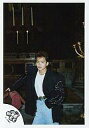 【中古】生写真(ジャニーズ)/アイドル/光GENJI 光GENJI/諸星和己/膝上・ジャケット黒・インナー白・ジーンズ・左手ポケット・背景黒・車/公式生写真