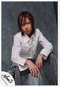 【中古】生写真(ジャニーズ)/アイドル/NEWS NEWS/山下智久/衣装白・ジーンズ・ネクタイ銀・座り・背景グレー/公式生写真