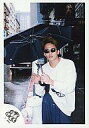 【中古】生写真(ジャニーズ)/アイドル/光GENJI 光GENJI/諸星和己/膝上・シャツ白・サングラス・ズボン青・左手傘・背景野外/公式生写真