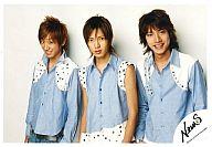【中古】生写真(ジャニーズ)/アイドル/NEWS NEWS/小山慶一郎・山下智久・内博貴/横型・衣装青・上半身・センター山下・背景白/公式生写真