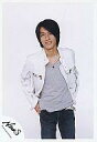 【中古】生写真(ジャニーズ)/アイドル/NEWS NEWS/錦戸亮/膝上・ジャケット白・インナーグレー・ジーンズ・両手腰・背景白/公式生写真
