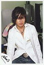 【中古】生写真(ジャニーズ)/アイドル/NEWS NEWS/山下智久/膝上・シャツ白・ネックレス・ジーンズ・背景ロッカー・衣類/公式生写真