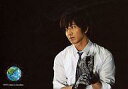 【中古】生写真(ジャニーズ)/アイドル/SMAP SMAP/木村拓哉/横型・白シャツ・黒ネクタイ・グローブ・枠無し・背景黒・ロゴ「we are smap every day love tomorrow」/公式生写真