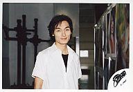 【中古】生写真(ジャニーズ)/アイドル/SMAP SMAP/草なぎ剛/横型・バストアップ・インナー黒・白シャツ/公式生写真