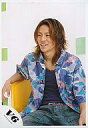 【中古】生写真(ジャニーズ)/アイドル/V6 V6/森田剛/膝上・青の花柄シャツ・インナー紫色・ジーンズ・黄色の椅子に座り・笑顔・背景白/公式生写真