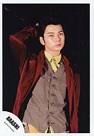 【中古】生写真(ジャニーズ)/アイドル/嵐 嵐/松本潤/衣装赤・上半身・右手頭・背景黒/公式生写真(3)