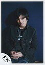 【中古】生写真(ジャニーズ)/アイドル/V6 V6/森田剛/膝上・ジャケット黒・シャツ黒・ジーンズ・背景青・両手合わせ/公式生写真
