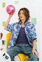 【中古】生写真(ジャニーズ)/アイドル/V6 V6/森田剛/膝上・青色シャツ花柄・ジーンズ・黄色の椅子に座り・右手赤いボール/公式生写真
