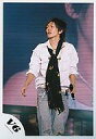 【中古】生写真(ジャニーズ)/アイドル/V6 V6/森田剛/ライブフォト・膝上・シャツ白・黒の左手マイク・目線左・ジーンズ・背景スクリーン/公式生写真