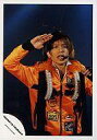 【中古】生写真(ジャニーズ)/アイドル/タッキー&翼 タッキー&翼/滝沢秀明/ライブフォト・腰上・衣装オレンジ黒・右手パー・敬礼・背景黒/公式生写真