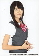 【中古】生写真(ハロプロ)/アイドル/Berryz工房 Berryz工房/徳永千奈美/腰上・衣装灰色白黒・蝶ネクタイ赤・両手組み・背景白/公式生写真