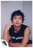 【中古】生写真(ジャニーズ)/アイドル/SMAP SMAP/香取慎吾/上半身・黒のタンクトップ・右手グー・背景グレー/公式生写真