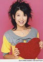 【中古】生写真(ハロプロ)/アイドル/Berryz工房 Berryz工房/徳永千奈美/上半身・衣装黄色・グレー・両手赤色のハート型クッション・銀色のネックレス・背景赤・口開け/2Lサイズ/公式生写真