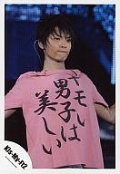 【中古】生写真(ジャニーズ)/アイドル/Kis-My-Ft2 Kis-My-Ft2/玉森裕太/ライブフォト 腰上 衣装Tシャツピンク「キモい男子は美しい」 背景黒/公式生写真