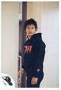 【中古】生写真(ジャニーズ)/アイドル/SMAP SMAP/香取慎吾/膝上・黒のパーカー・ズボン黒・体左向き・ドア/公式生写真