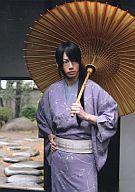 【中古】生写真(男性)/俳優 矢崎広(土方歳三)/膝上・和服紫・左手傘・キャラクターショット/ミュージカル「薄桜鬼」公式生写真